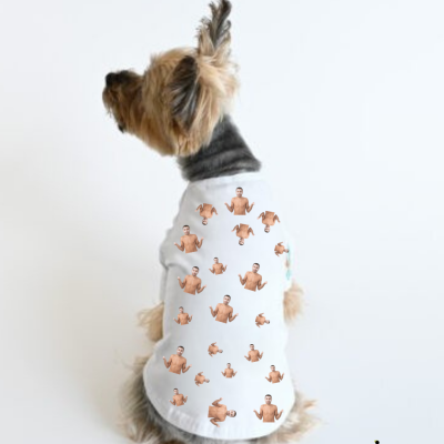 Camisola branca para cão com padrão de imagens pequenas de homem sem camisa