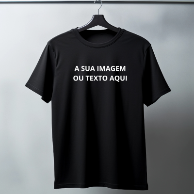 T-shirt preta com texto branco pendurada num cabide