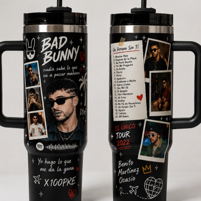 Duas canecas de viagem pretas decoradas com imagens e texto do Bad Bunny