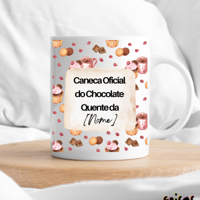 Caneca branca decorada com desenhos de cupcakes e texturas de chocolate com texto oficial do chocolate quente.