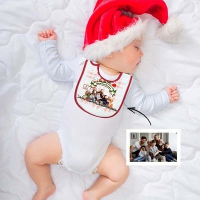 Bebé deitado com babete personalizado e chapéu de Pai Natal