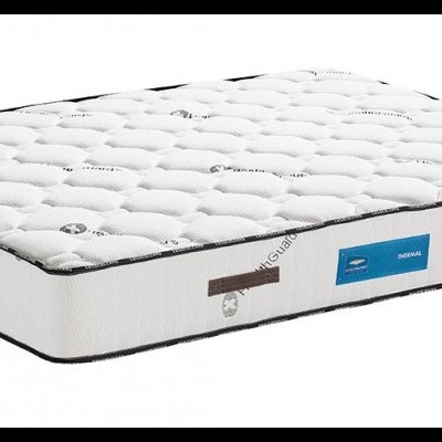 Colchão branco acolchoado com etiqueta azul e alças castanhas