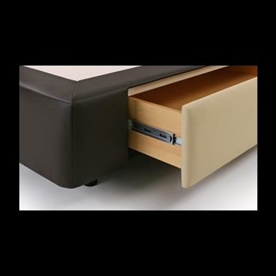 Cama ou sofá castanho com gaveta de madeira clara aberta