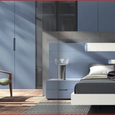 Quarto moderno com cama azul e móveis em madeira