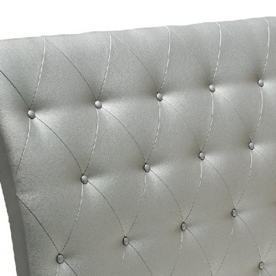 Cabeceira de cama estofada prateada com padrões capitonê