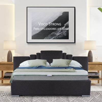Quarto com cama cinzenta, colchão viscoelástico e quadro com texto