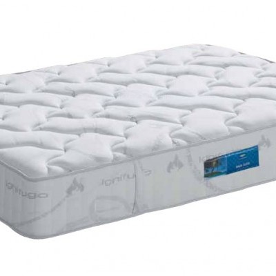 Colchão branco acolchoado com etiquetas azuis nas laterais