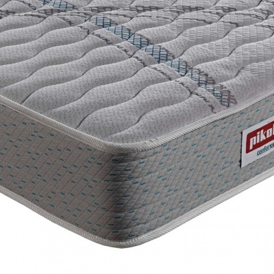 Colchão cinzento acolchoado com padrão ondulado e etiqueta Pikolin