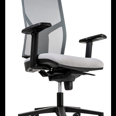 Cadeira de escritório cinzenta com encosto em malha e base com rodas.