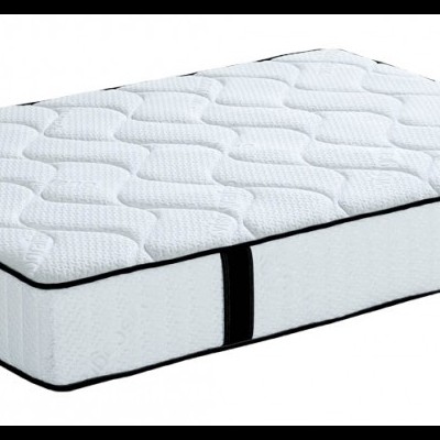 Colchão branco acolchoado com bordas e alças pretas