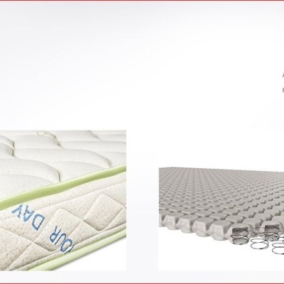 Colchão branco acolchoado com costuras verdes e detalhe das molas