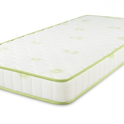 Colchão branco com borda verde claro, textura almofadada e padrão geométrico