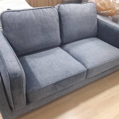 Sofá dois lugares cinzento em tecido