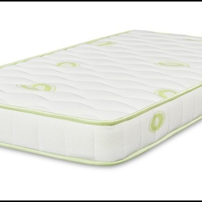 Colchão branco com linhas verdes e padrão em relevo