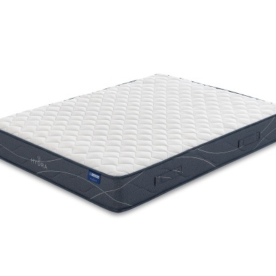 Colchão retangular branco e cinza com etiqueta azul