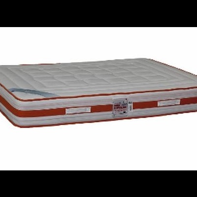 Colchão branco acolchoado com bordas laranja e riscas brancas