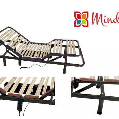 Estrado articulado elétrico Mindol com estrutura preta e ripas de madeira
