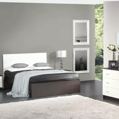 Quarto com cama dupla, duas mesas de cabeceira e cómoda com decoração