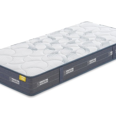 Colchão retangular branco e cinzento com etiquetas na lateral