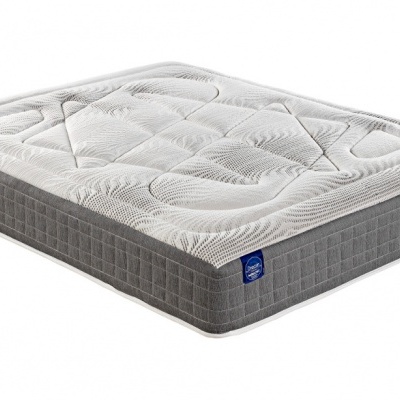 Colchão branco acolchoado com laterais cinza e etiqueta azul