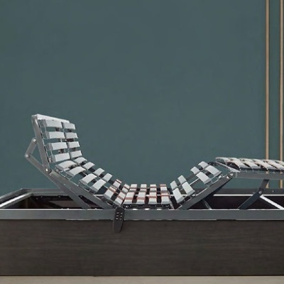 Estrutura de cama articulada com ripas brancas e madeira escura