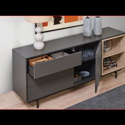 Móvel de madeira cinza escuro com gavetas e porta aberta, decorado e em ambiente interior.