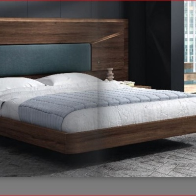 Quarto com cama de madeira escura e cabeceira estofada azul