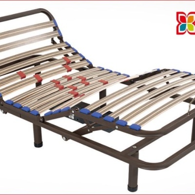 Estrado articulado metálico para cama com ripas de madeira clara e detalhes azuis e vermelhos