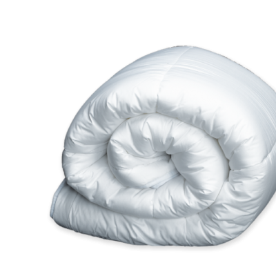 Edredão branco enrolado com textura acolchoada