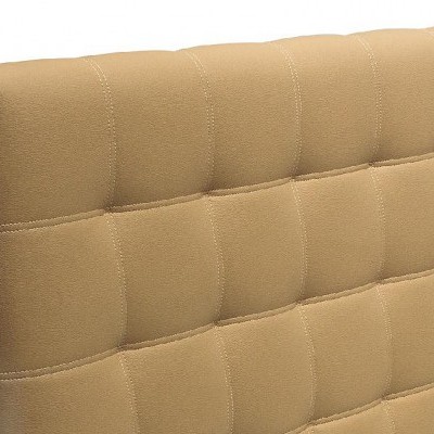 Cabeceira estofada bege com padrão acolchoado