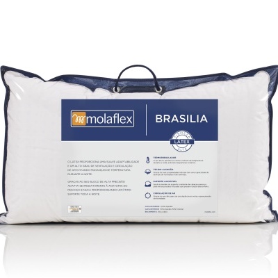 Travesseiro branco com acabamento azul escuro e etiqueta 'molaflex BRASILIA'