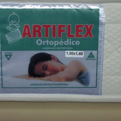 Etiqueta de colchão Artiflex ortopédico com imagem de mulher deitada e texto de dimensões