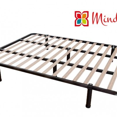 Estrado de cama de metal com ripas de madeira e logótipo Mindol
