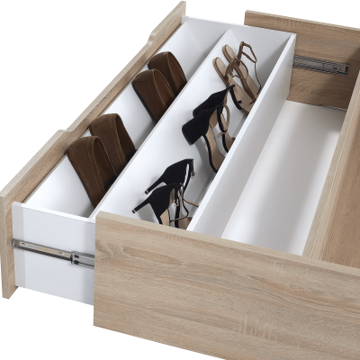 Gaveta de madeira com sapatos de salto alto organizados