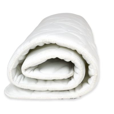 Edredão branco enrolado com textura acolchoada