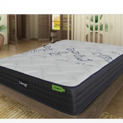 Colchão branco com corações azuis e lados pretos numa base de madeira