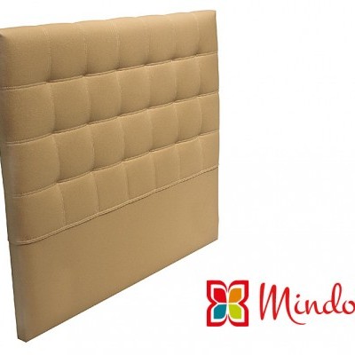 Cabeceira de cama castanho claro com padrão quadrados e logótipo Mindol