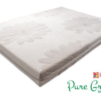 Colchão branco com padrão de flores grandes embutidas