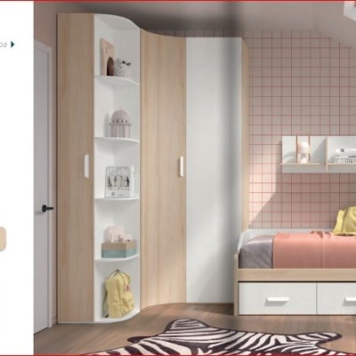 Quarto infantil com cama branca, guarda-roupa, parede rosa com azulejos, mesa de estudo azul e estantes.