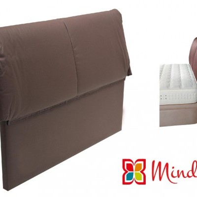 Cabeceira de cama estofada castanha com design acolchoado e logótipo Mindol