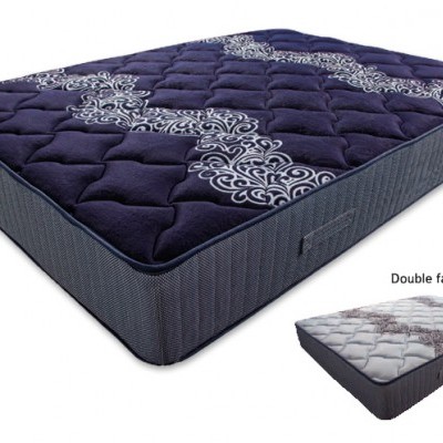 Colchão acolchoado azul escuro com padrão floral branco e verso padrão floral cinzento com texto Double face