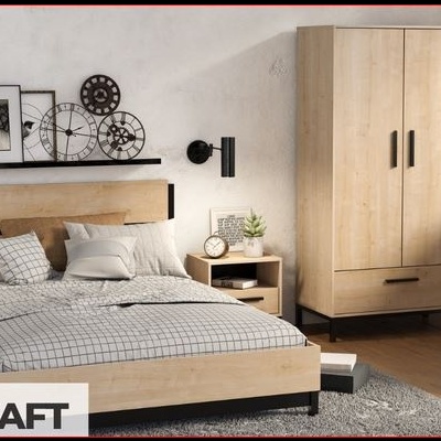 Quarto com mobília de madeira clara e detalhes pretos, sobre tapete cinza, com decoração e janelas grandes