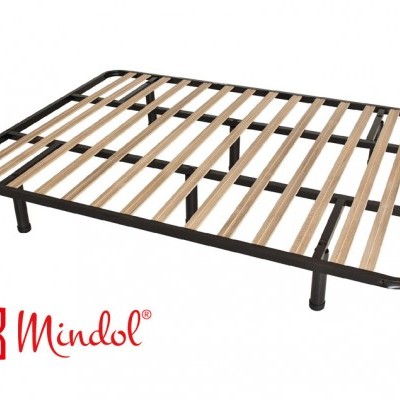 estrutura metálica preta com ripas de madeira claras para cama, logotipo Mindol no canto inferior esquerdo