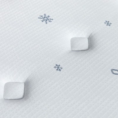 Close-up de superfície branca acolchoada com botões e flocos de neve azuis e texto cool