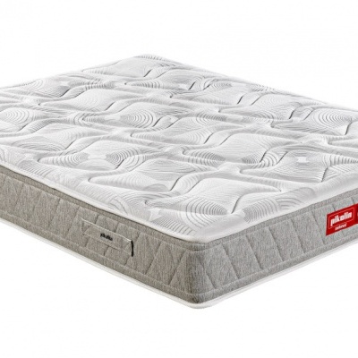 Colchão cinza claro acolchoado com etiqueta vermelha na lateral