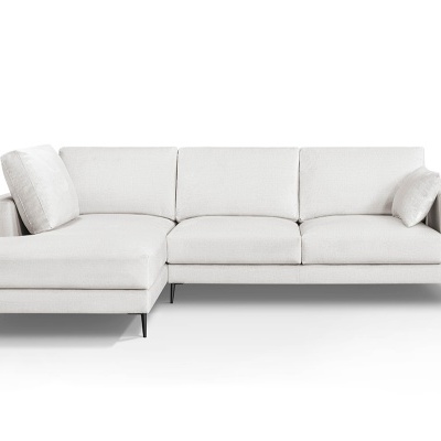 Sofá de canto bege com três assentos e duas almofadas, sobre fundo branco