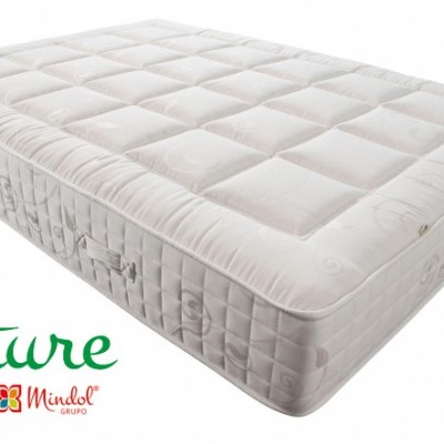 Colchão branco acolchoado com padrão floral nas laterais