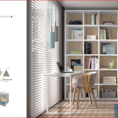 Quarto moderno com cama embutida, estante branca, mesa de escritório e tapete azul.