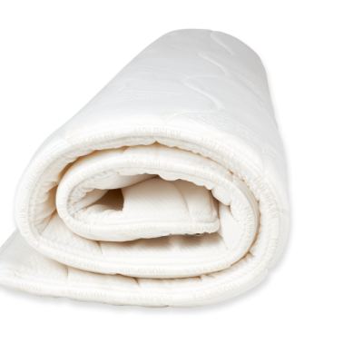 Colchão branco acolchoado dobrado sobre fundo preto