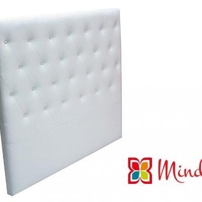 Cabeceira de cama estofada branca com botões e logotipo Mindol